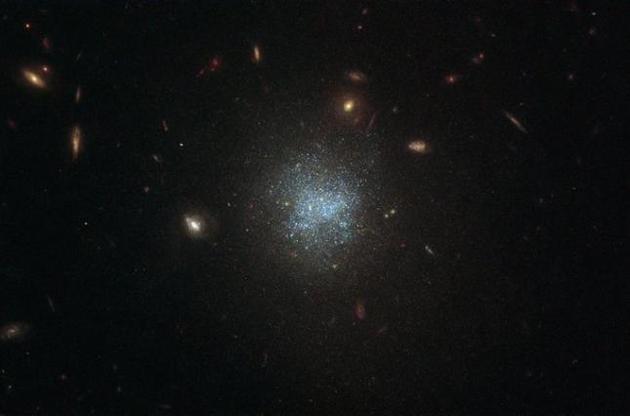 "Хаббл" сделал снимок галактики, полной темной материи