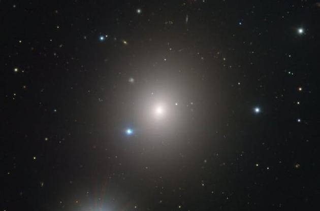 Астрономы опубликовали снимок "падающей в Печь" галактики