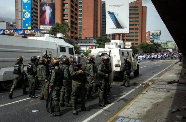 Венесуэла стянула войска у границы с Колумбией для борьбы с "контрабандой топлива и наркотиков"