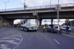 Полиция подогнала БТРы к киевскому мосту Метро