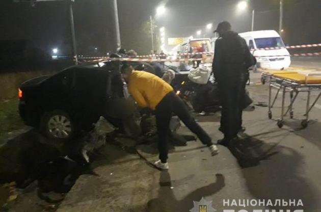 Автомобиль с двумя 25-летними полицейскими врезался в столб