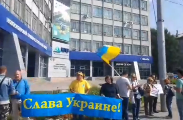 Учасники провели акцію на одній з міських площ – у руках вони тримали прапори та плакати з гаслами