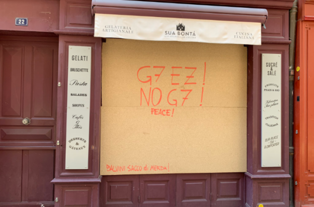 Противники саміту "сімки" обписують стіни гаслами та активно б'ються з поліцією