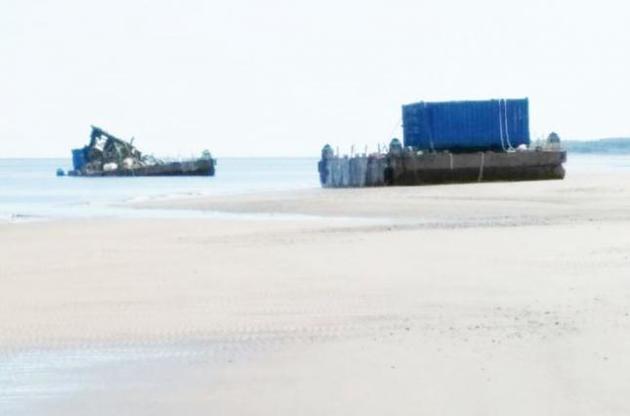 Контейнери на понтонах, які були помічені в районі аварії: вони пошкоджені. А синій колір – корпоративний колір "Росатому"