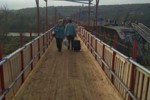 У Станиці Луганській відкрили тимчасовий пішохідний міст