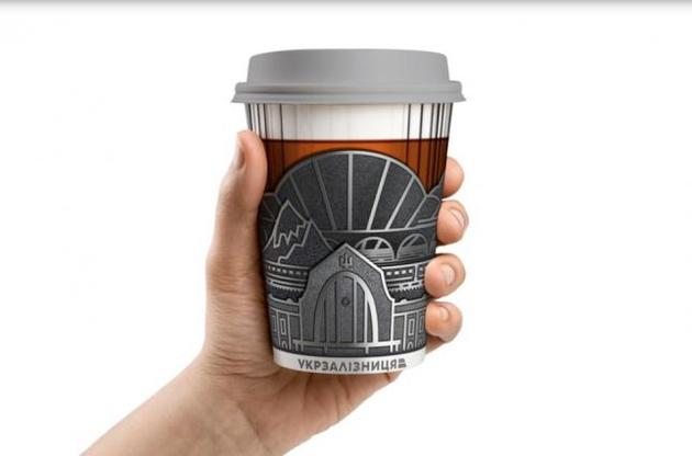 Глава УЗ показал макет новой посуды с изображением киевского вокзала