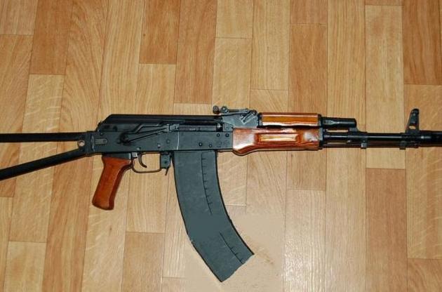 Мешканець Святошинського району двічі вистрілив в сусіда з карабіна