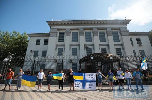У посольства РФ в Киеве провели акцию в поддержку военнопленных украинских моряков
