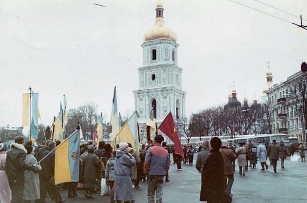 19 ноября 1989. Киев, Софийская площадь. Люди собрались на похороны Василия Стуса, Олексы Тихого и Юрия Литвина. Впервые советская милиция не уничтожала украинские флаги, вынесенные на столичные улицы.