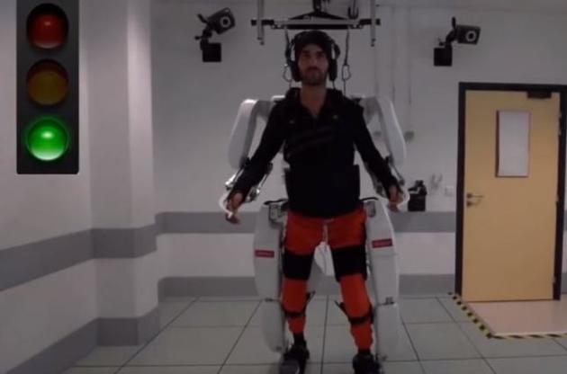 Чоловік практично повністю паралізований нижче плечей