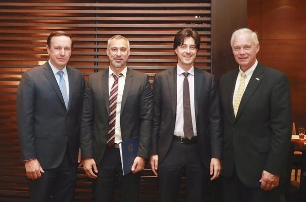 Сенаторы, которым запретили въезд в Россию, приехали в Украину