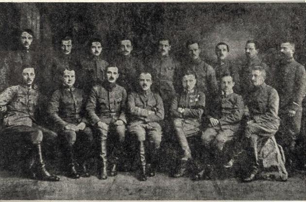 Державний Секретаріат Військових Справ ЗУНР. Зліва, 1-й ряд: сотник Володимир Бемко – начальник канцелярії. Лютий 1919 р.