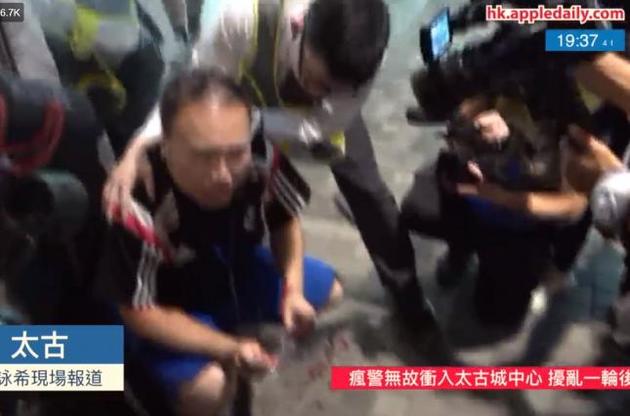 В Гонконге мужчина с ножом напал на людей в ТРЦ и откусил одному из них ухо