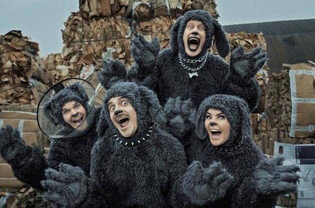 Участники группы переоделись в костюмы собак