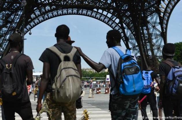 Во Франции полиция начала эвакуацию лагеря мигрантов в Париже