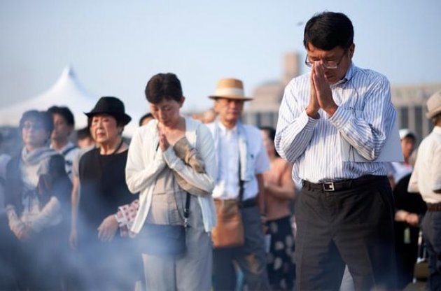 Японцы чтят память погибших в результате бомбардировки