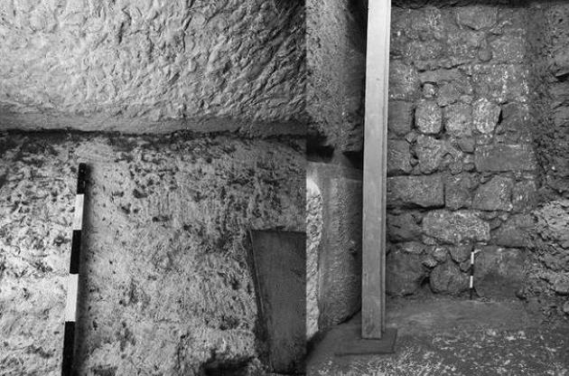 Ученые датировали монеты, которые были найдены на ступенчатой улице