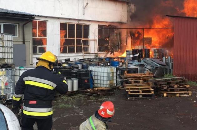 На Львівщині виникла пожежа на хімпідприємстві, двоє постраждали