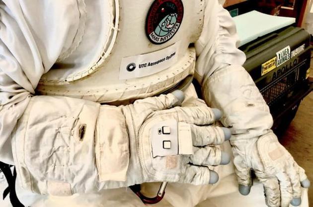 Создана "умная" перчатка, которая поможет астронавтам в колонизации Марса