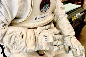 Створена "розумна" рукавичка, яка допоможе астронавтам у колонізації Марса