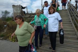 На мосту в Станице Луганской начала работать группа социальной помощи