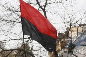 Под Киевом россиянин повредил флагшток с флагом ОУН