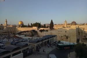 Массовые столкновения на Храмовой горе в Иерусалиме: полиция применила светошумовые гранаты