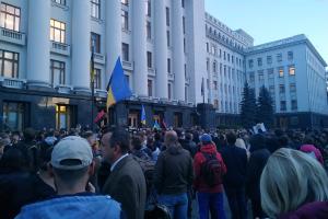 "Нет капитуляции": Под Офисом президента протестовали против "формулы Штайнмайера"