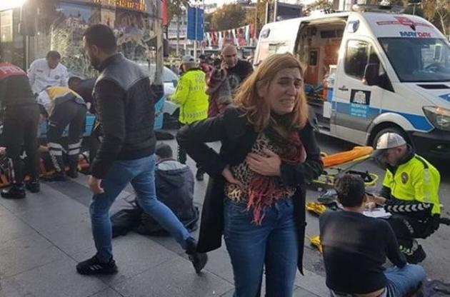 Водитель автобуса в Стамбуле врезался в остановку и бегал за людьми с ножом