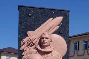Українському космонавту Каденюку відкрили пам'ятник в його рідному селі на Буковині