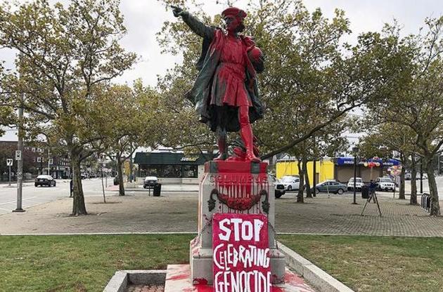 В США облили краской памятник Христофору Колумбу и назвали День Колумба "праздником геноцида"