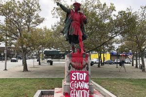 У США облили фарбою пам'ятник Христофору Колумбу і назвали День Колумба "святом геноциду"