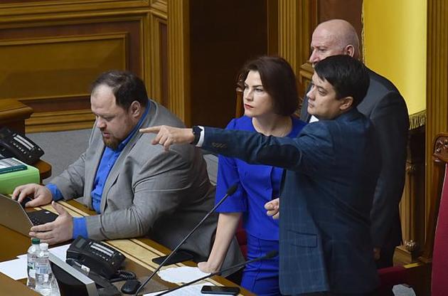Зеленский подписал закон о лишении депутатов-прогульщиков финансового обеспечения