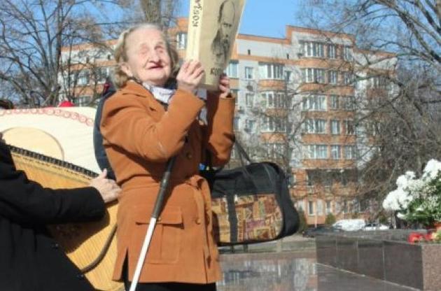 Волонтер Ольга Шевченко с "Кобзарем", написанным шрифтом Брайля