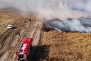 На военном полигоне под Харьковом вторые сутки тушат пожар