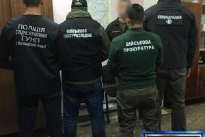 На Житомирщині військового комісара спіймали на хабарі