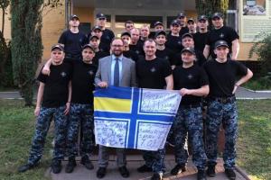 Звільнені моряки зібрали допомогу російському політв'язню