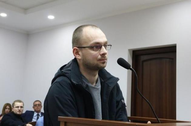 За даними слідства, Сус регулярно привласнював гроші та цінні речі, вилучені під час обшуків