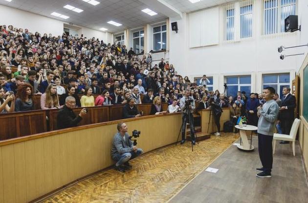 Джек Ма виступає перед студентами ХНУ ім. Каразіна. Прес-служба ХНУ
