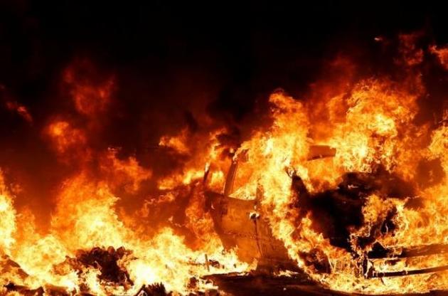 Протестувальники в Барселоні вночі палили автомобілі і будували барикади