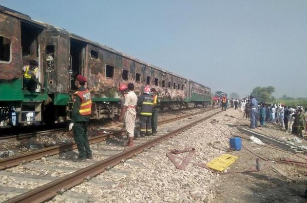 В Пакистане взорвался пассажирский поезд: около 70 погибших