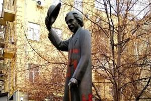 У Києві розмалювали пам'ятник єврейському письменнику Шолом-Алейхему