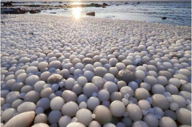 Кулі з льоду з'явилися під впливом вітру і води