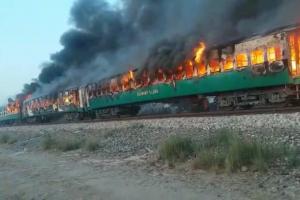 В Пакистане произошел взрыв в поезде: погибло более 70 человек