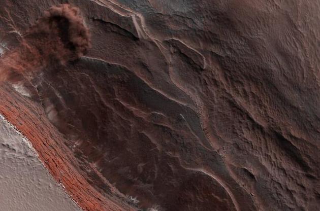 NASA показало крижану лавину на Марсі