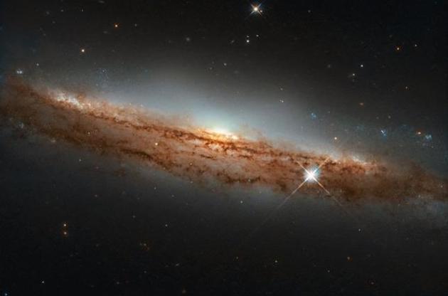 "Хаббл" сделал снимок спиральной галактики "в профиль"