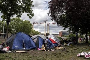 Поліція Парижа ліквідує наметовий табір мігрантів на півночі міста