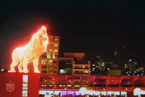 Огненный лев прошелся по крыше стадиона в Аргентине