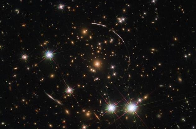 "Хаббл" сделал "раздробленный" снимок далекой галактики