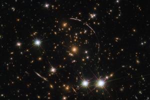 "Хаббл" сделал "раздробленный" снимок далекой галактики